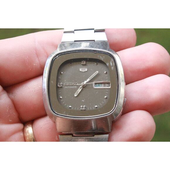 Vintage 1975 Seiko Automatic Mens Silver Watch W/daydate & Silver accents - Picture 7 of 8